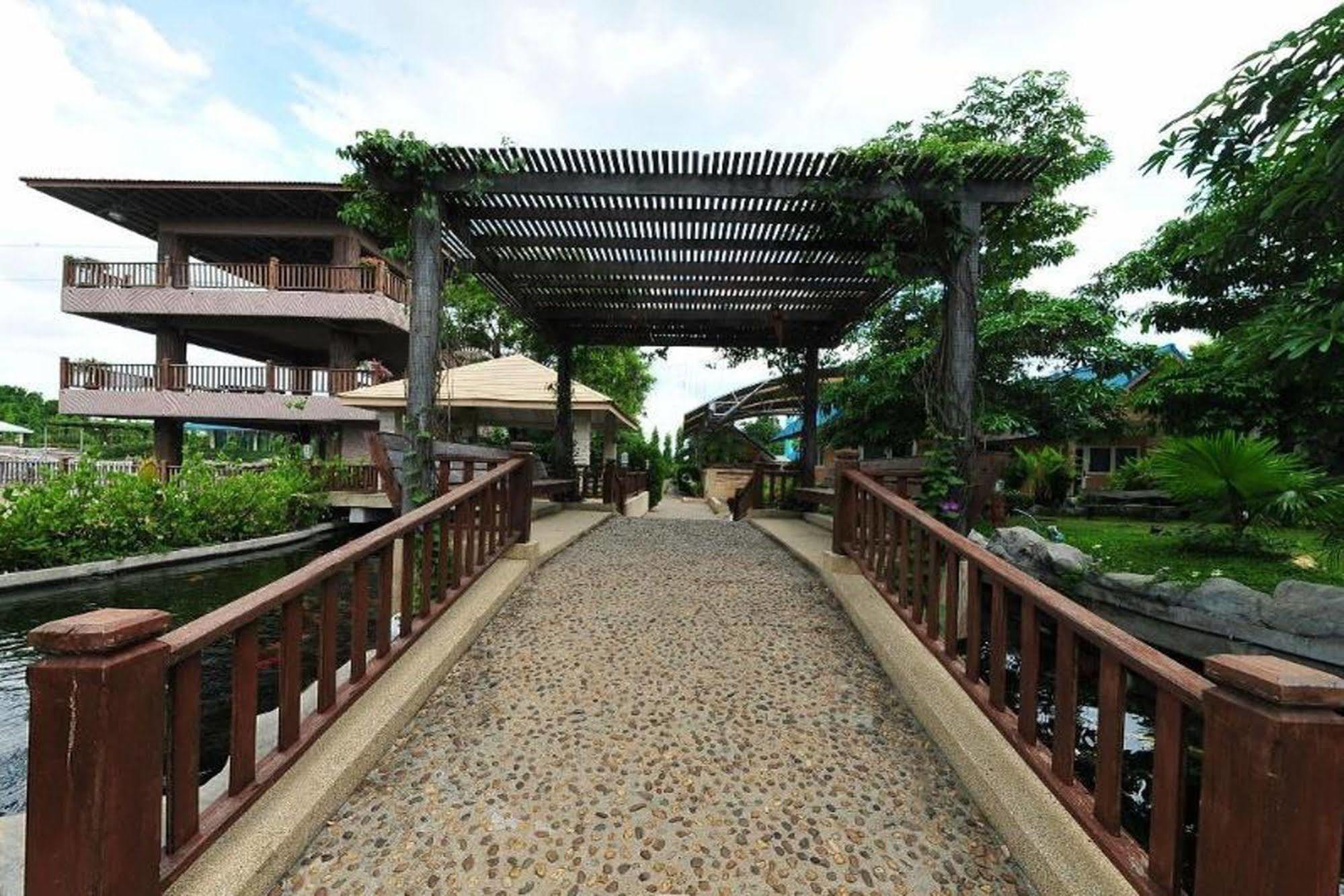 Chart Trip Resort Nakhonratcsaszima Kültér fotó
