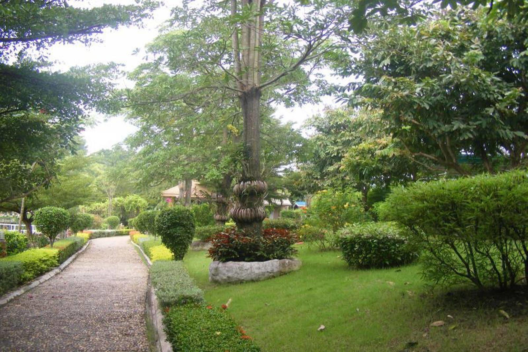 Chart Trip Resort Nakhonratcsaszima Kültér fotó