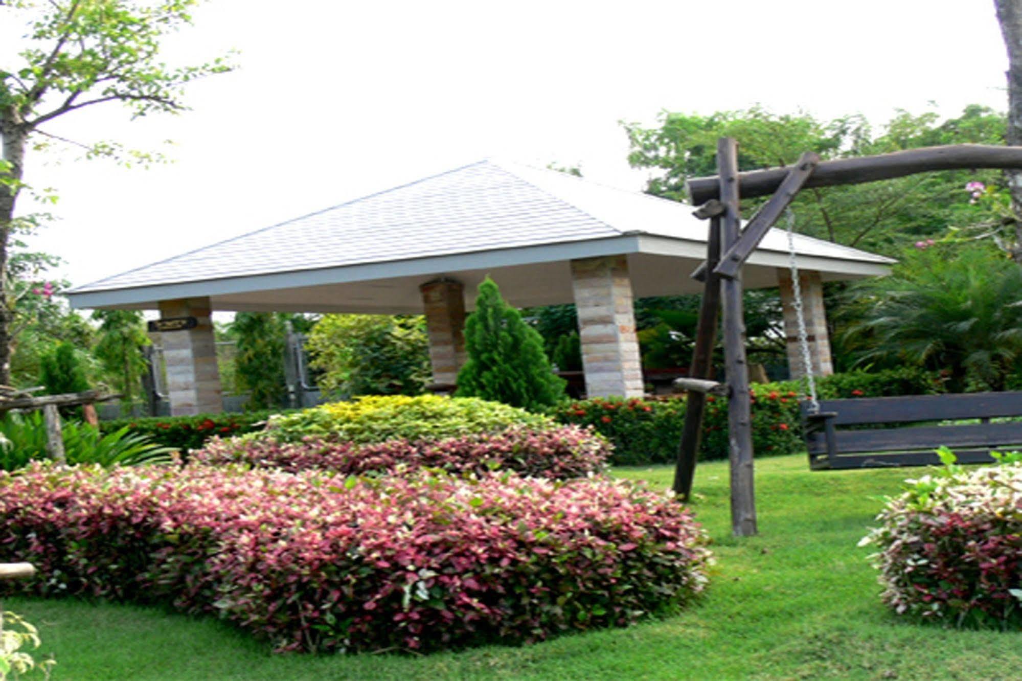 Chart Trip Resort Nakhonratcsaszima Kültér fotó