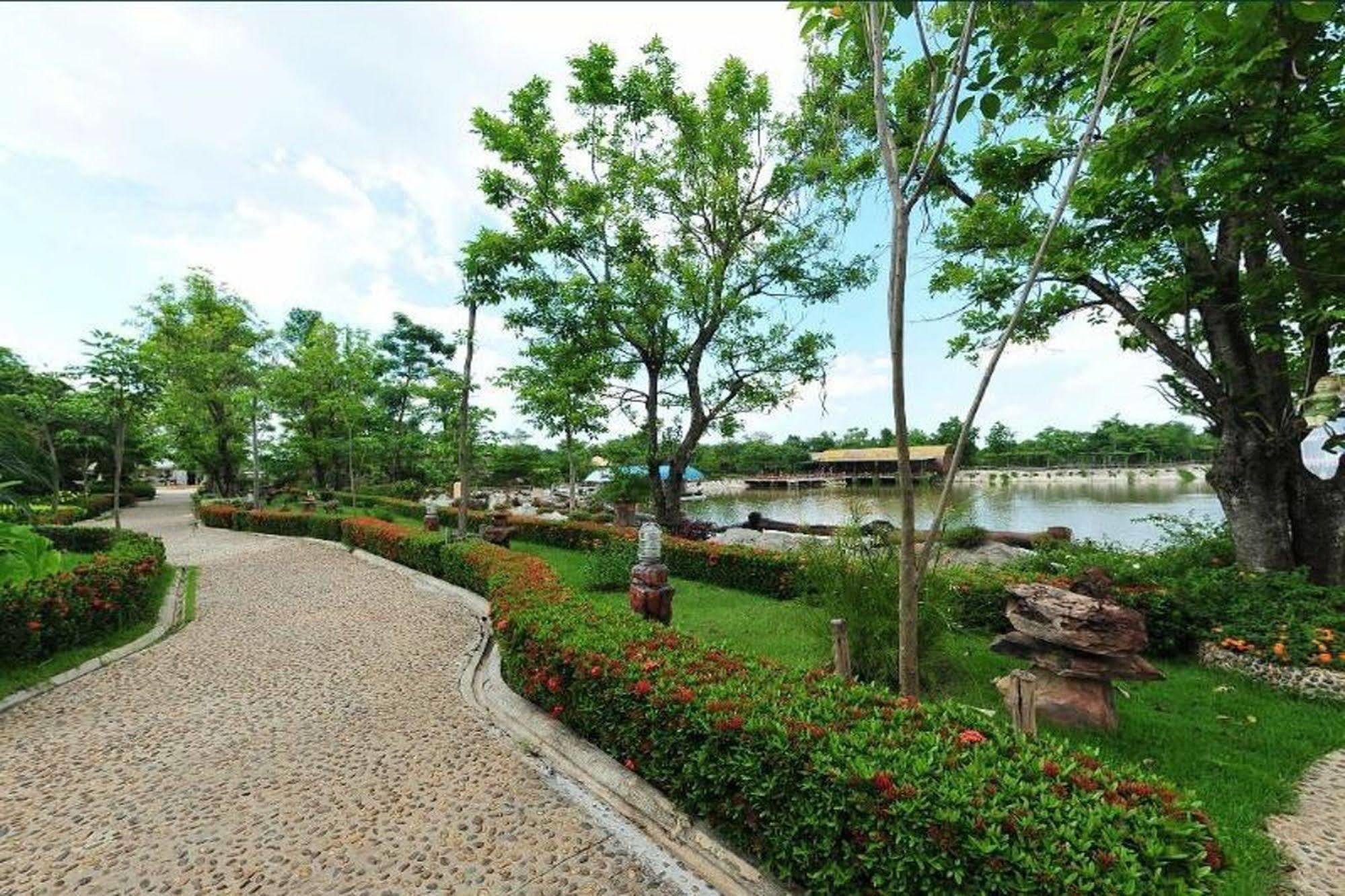 Chart Trip Resort Nakhonratcsaszima Kültér fotó